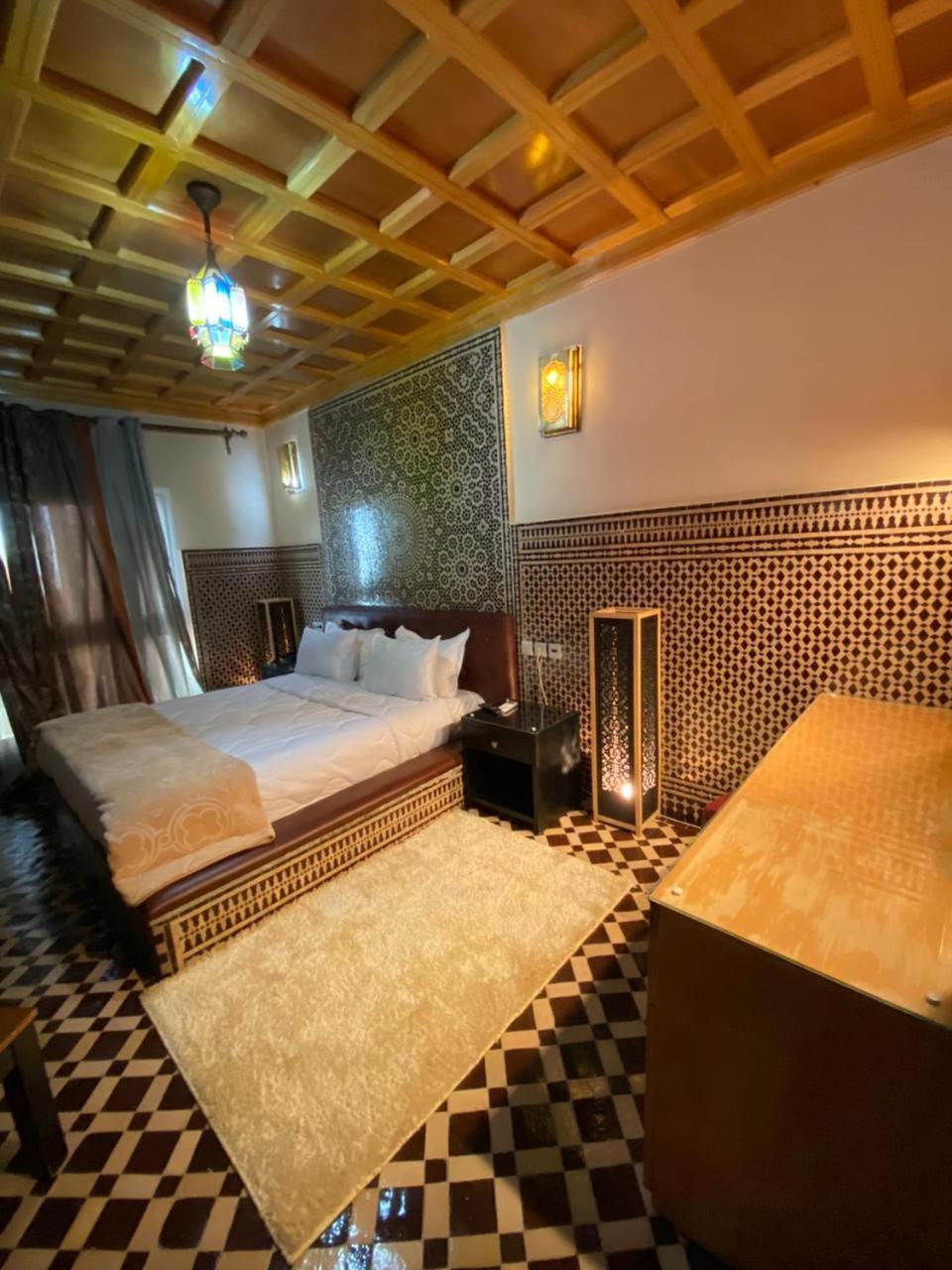 Hotel-Cafe-Restaurant Pyramides, Taza Bagian luar foto
