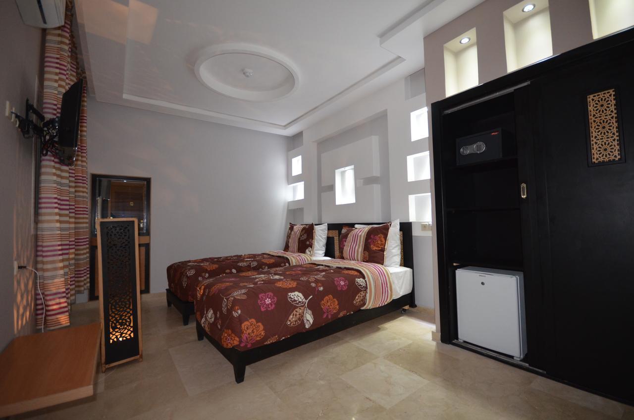 Hotel-Cafe-Restaurant Pyramides, Taza Bagian luar foto