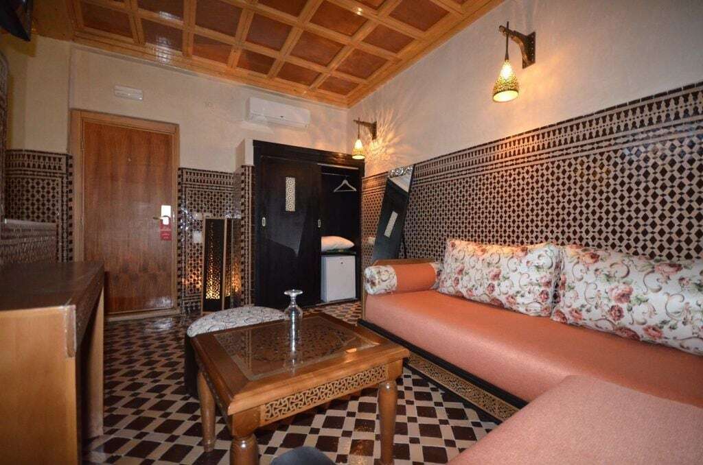 Hotel-Cafe-Restaurant Pyramides, Taza Bagian luar foto